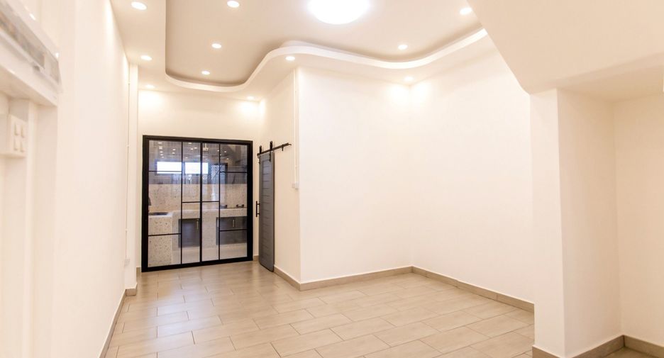 For sale 4 bedrooms townhouse in Bueng Kum, Bangkok