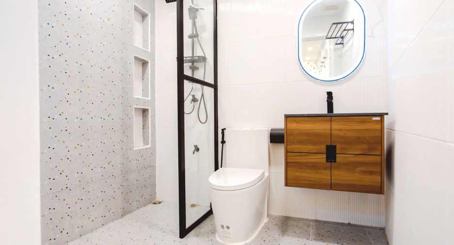 For sale 4 bedrooms townhouse in Wang Thonglang, Bangkok