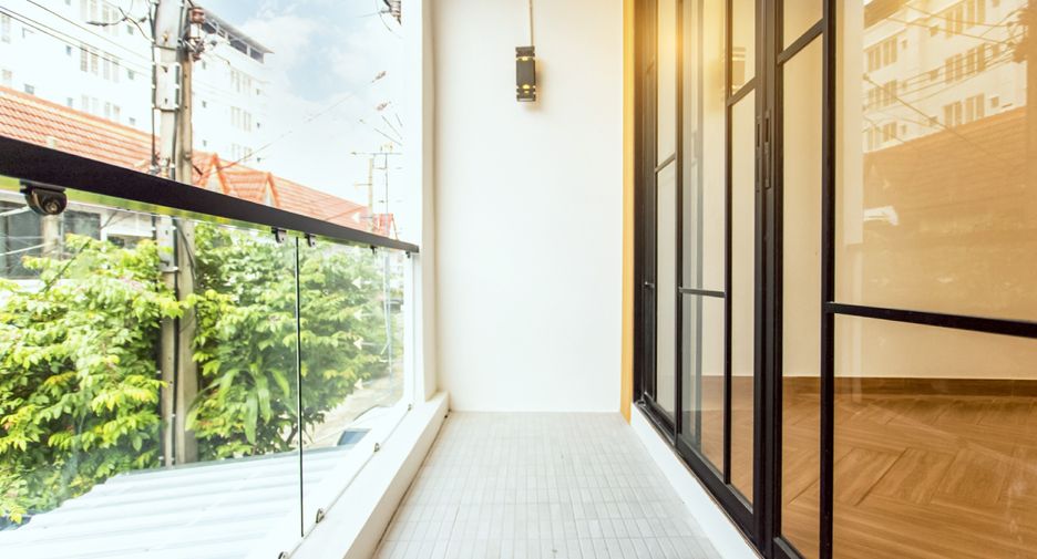 For sale 4 bedrooms townhouse in Wang Thonglang, Bangkok