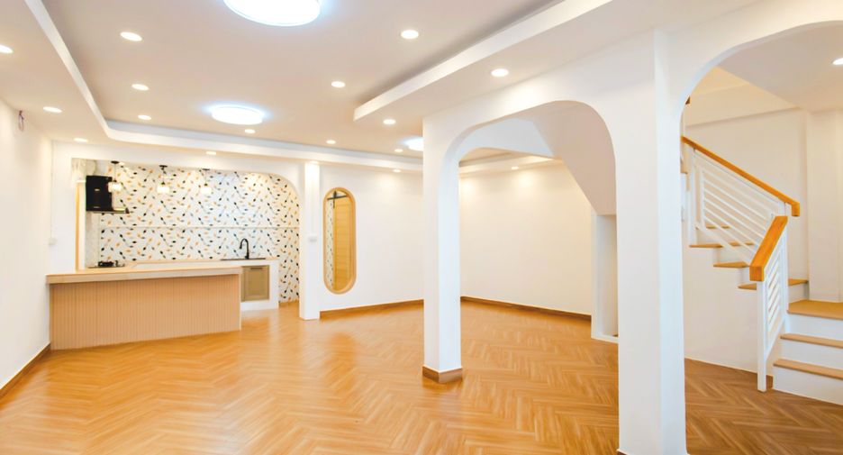 For sale 4 bedrooms townhouse in Wang Thonglang, Bangkok