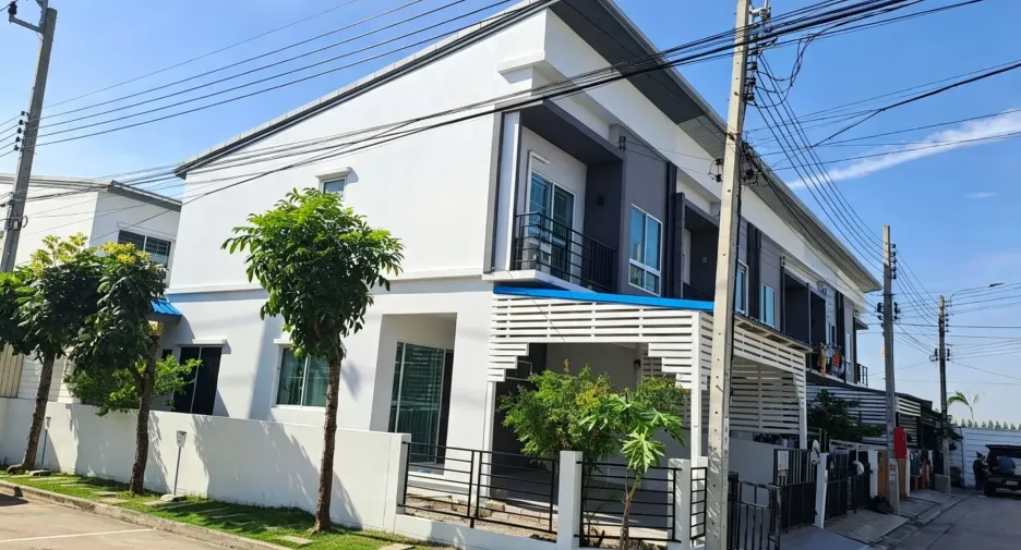 For sale 3 bedrooms townhouse in Mueang Samut Prakan, Samut Prakan