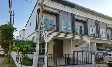 For sale 3 bedrooms townhouse in Mueang Samut Prakan, Samut Prakan