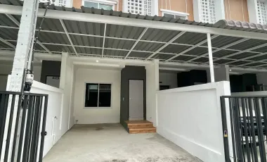 À louer 2 chambres maison de ville à San Kamphaeng, Chiang Mai