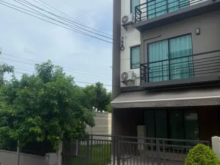 For rent 3 bedrooms townhouse in Prawet, Bangkok