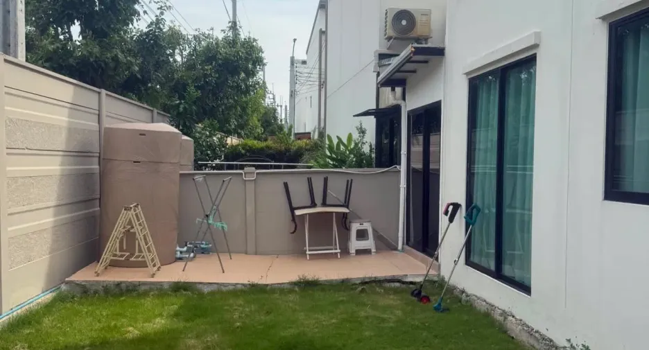 For rent 3 bedrooms townhouse in Prawet, Bangkok