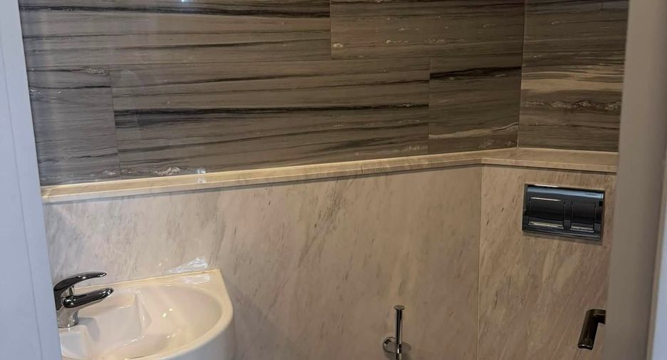 For rent 3 bedrooms condo in Watthana, Bangkok