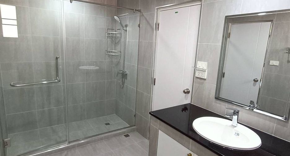 For rent 3 bedrooms apartment in Watthana, Bangkok