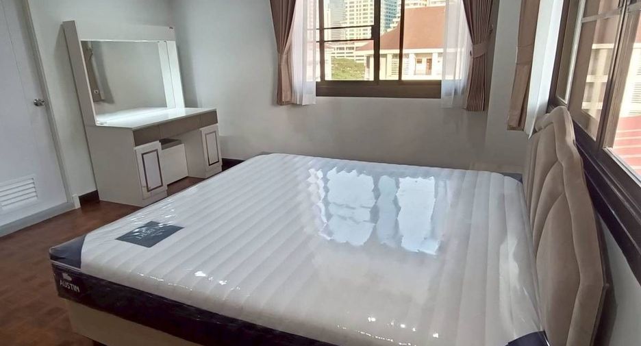 For rent 3 bedrooms apartment in Watthana, Bangkok