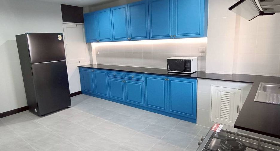 For rent 3 bedrooms apartment in Watthana, Bangkok