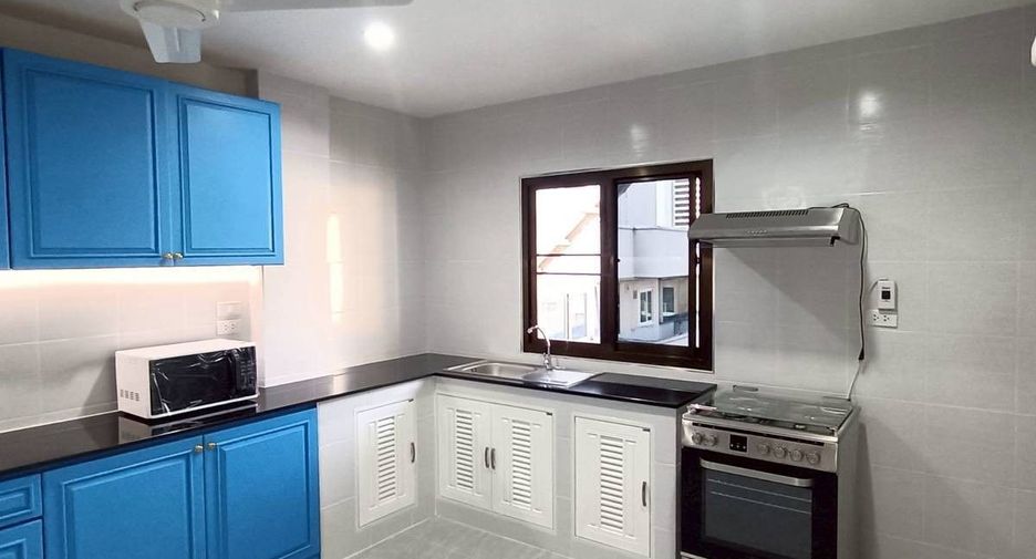For rent 3 bedrooms apartment in Watthana, Bangkok