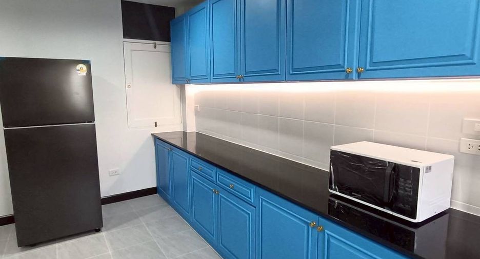 For rent 3 bedrooms apartment in Watthana, Bangkok