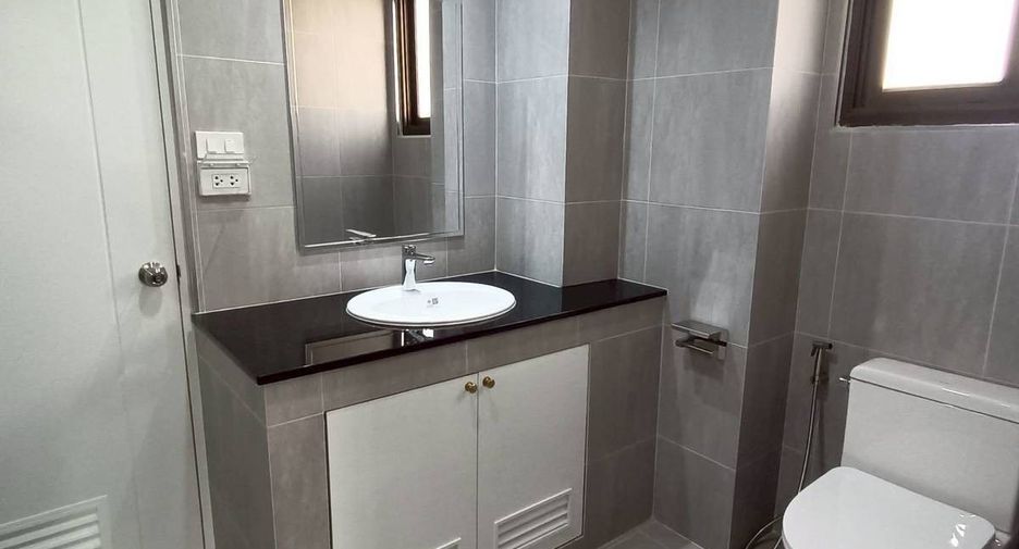 For rent 3 bedrooms apartment in Watthana, Bangkok