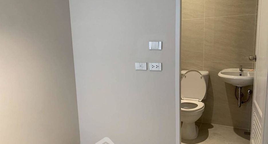 For rent 3 bedrooms apartment in Khlong Toei, Bangkok