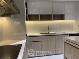 For rent 3 bedrooms apartment in Khlong Toei, Bangkok
