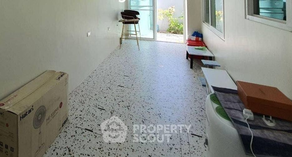 For rent 2 bedrooms townhouse in Prawet, Bangkok