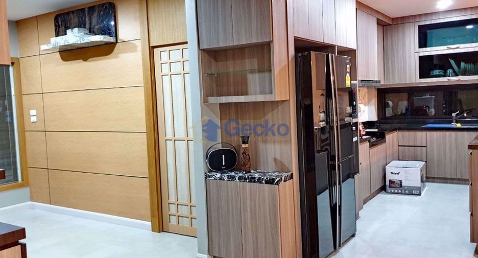 Casa en alquiler de 3 habitaciones en Bang Lamung, Chonburi