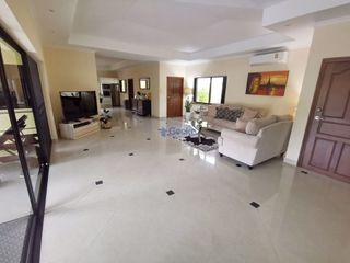 Casa en alquiler de 3 habitaciones en Bang Lamung, Chonburi