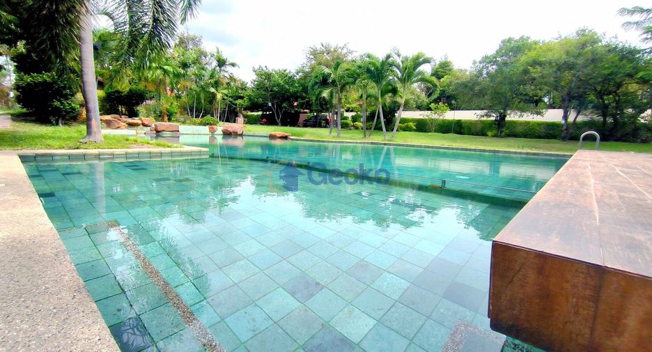 Casa en alquiler de 3 habitaciones en Bang Lamung, Chonburi