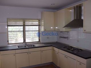 Casa en alquiler de 3 habitaciones en Bang Lamung, Chonburi