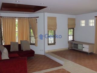 Casa en alquiler de 3 habitaciones en Bang Lamung, Chonburi