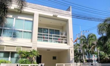 Casa en alquiler de 3 habitaciones en Bang Lamung, Chonburi