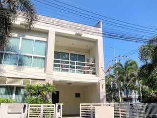 Casa en alquiler de 3 habitaciones en Bang Lamung, Chonburi