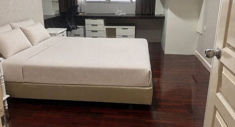 Condo en alquiler de 3 habitaciones en Khlong Toei, Bangkok