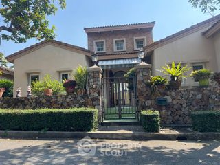 Casa en alquiler de 3 habitaciones en Bang Lamung, Chonburi