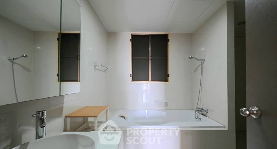 For rent 2 bedrooms condo in Huai Khwang, Bangkok