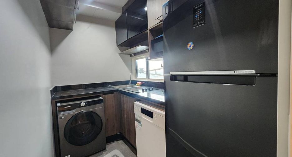 For rent 3 bedrooms condo in Thon Buri, Bangkok