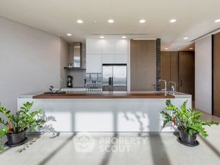 For rent 4 bedrooms condo in Khlong San, Bangkok