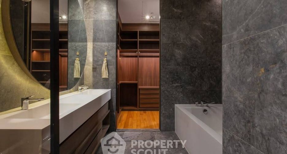 For rent 4 bedrooms condo in Khlong San, Bangkok