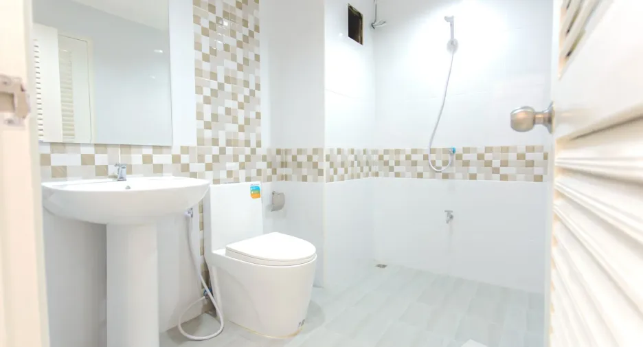 For sale 4 bedrooms townhouse in Huai Khwang, Bangkok