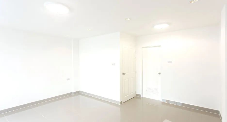 For sale 4 bedrooms townhouse in Huai Khwang, Bangkok