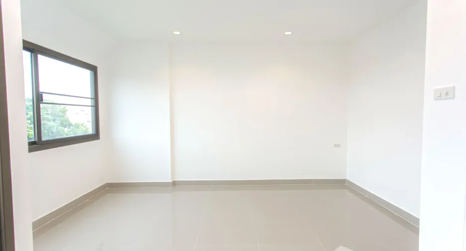 For sale 4 bedrooms townhouse in Huai Khwang, Bangkok