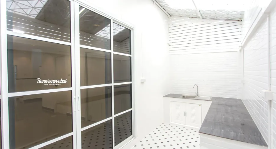 For sale 4 bedrooms townhouse in Huai Khwang, Bangkok