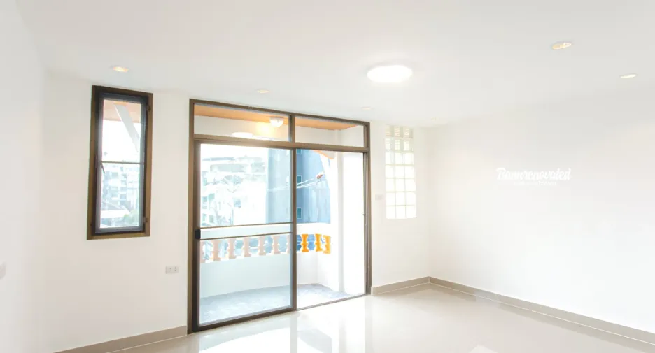 For sale 4 bedrooms townhouse in Huai Khwang, Bangkok