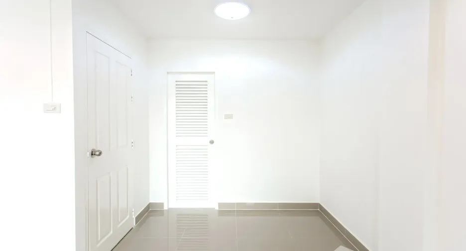 For sale 4 bedrooms townhouse in Huai Khwang, Bangkok
