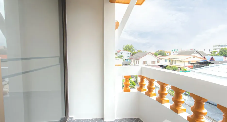 For sale 4 bedrooms townhouse in Huai Khwang, Bangkok