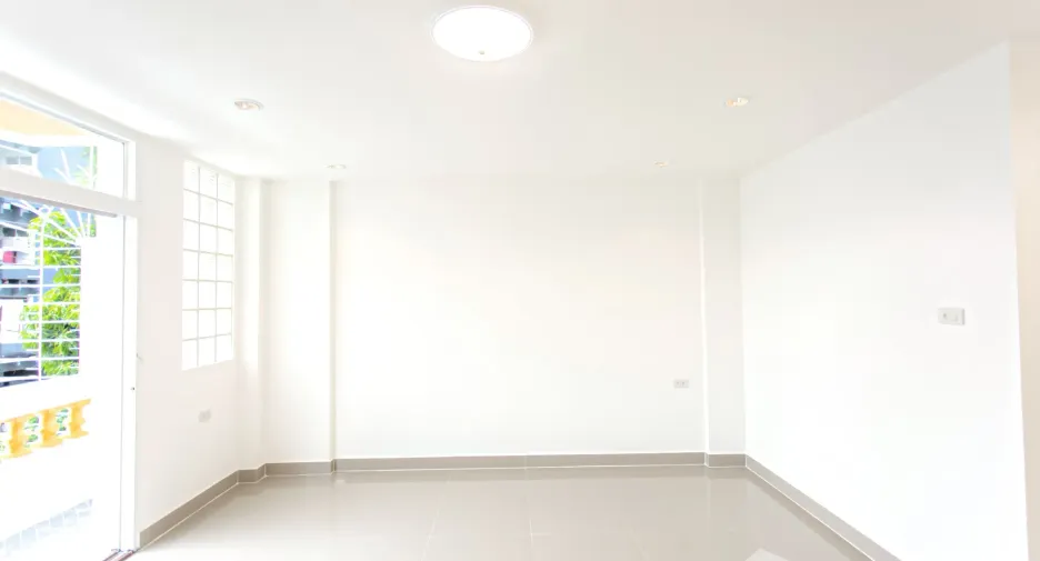 For sale 4 bedrooms townhouse in Huai Khwang, Bangkok