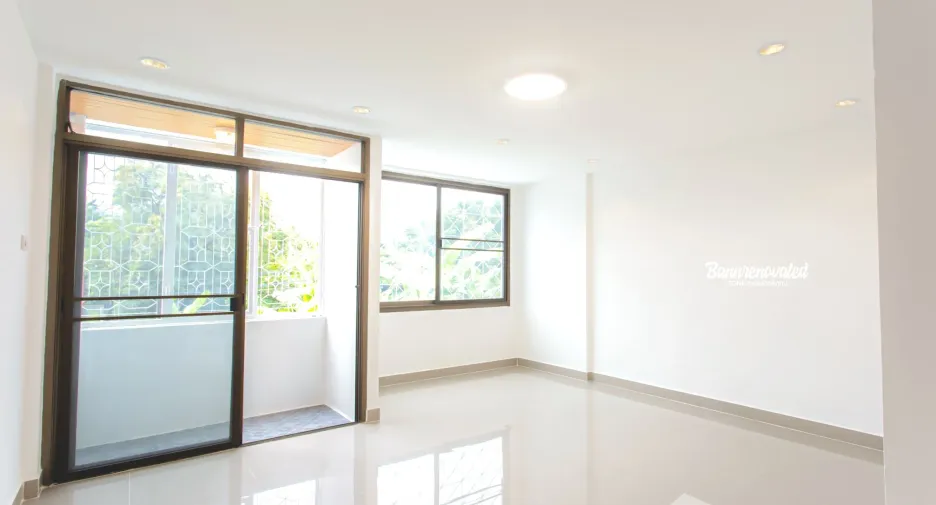 For sale 4 bedrooms townhouse in Huai Khwang, Bangkok