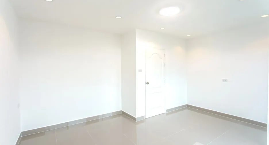 For sale 4 bedrooms townhouse in Huai Khwang, Bangkok