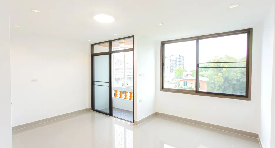 For sale 4 bedrooms townhouse in Huai Khwang, Bangkok
