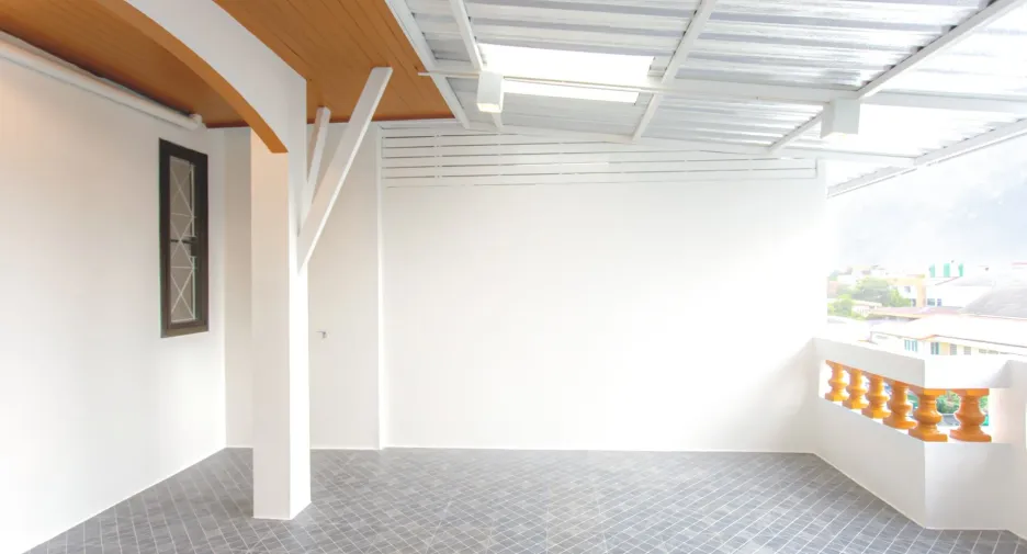 For sale 4 bedrooms townhouse in Huai Khwang, Bangkok