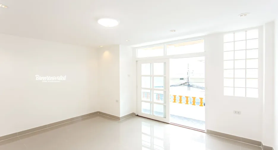 For sale 4 bedrooms townhouse in Huai Khwang, Bangkok