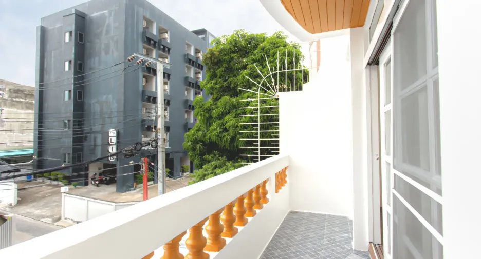 For sale 4 bedrooms townhouse in Huai Khwang, Bangkok