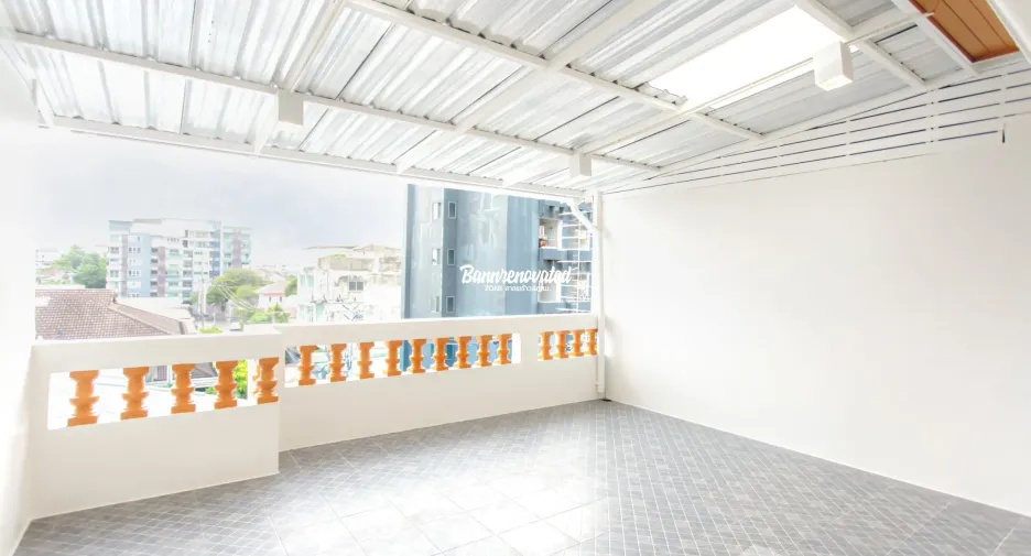 For sale 4 bedrooms townhouse in Huai Khwang, Bangkok