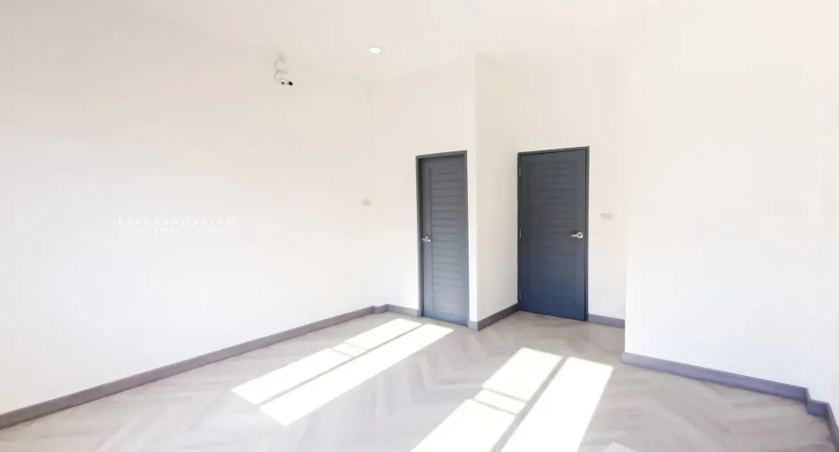 For sale 4 bedrooms townhouse in Wang Thonglang, Bangkok