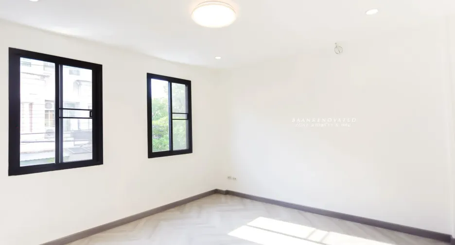 For sale 4 bedrooms townhouse in Wang Thonglang, Bangkok