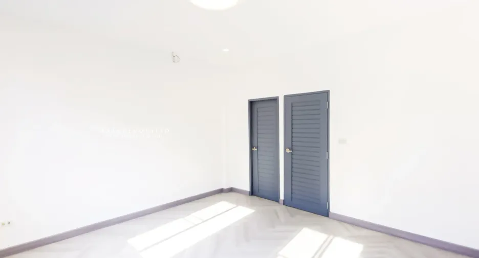 For sale 4 bedrooms townhouse in Wang Thonglang, Bangkok